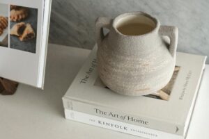 Read more about the article Libri finti decorativi: idee per arredare e organizzare