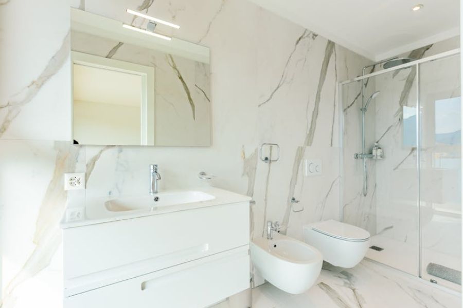 You are currently viewing Bagno Stretto e Lungo: 7 Soluzioni su Misura per Organizzare e Arredare Senza Rinunce